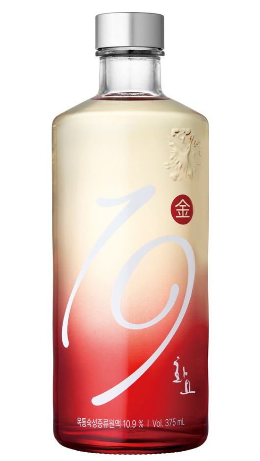 화요가 10년 만에 신제품 ‘화요19金’을 출시했다. 사진 화요