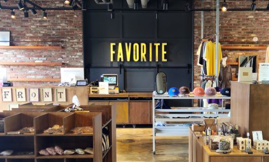 플레이스 캠프 프런트 데스크 바로 옆에서 'FAVORITE'이라는 이름의 편집숍이 영업 중이다. 손민호 기자