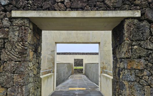 휘닉스 아일랜드의 지니어스 사이. 안도 다다오가 설계한 건물로 '유민 아르누보 뮤지엄'이 들어가 있다. 사진은 지하 전시관으로 내려가는 돌담 통로. 손민호 기자