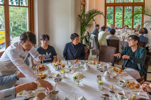 애프터눈 티를 즐기는 박찬일 셰프와 홍콩백끼 미식 원정대.