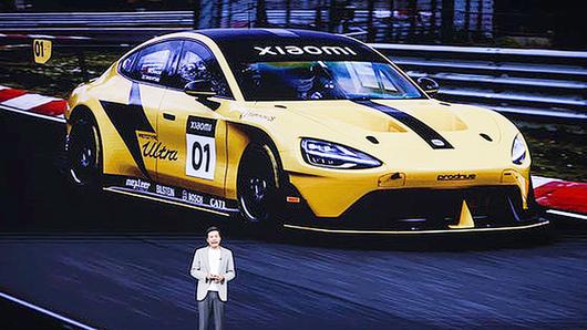 레이쥔 샤오미 CEO가 26일(현지시간) 신형 전기차 YU7을 선보이고 있다. EPA=연합뉴스