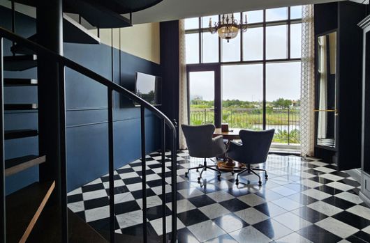 플레이스 캠프 스위트 객실은 복층 구조로 디자인이 독특하다.