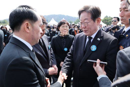 이재명 대통령과 김혜경 여사가 27일 청와대 영빈관에서 열린 '호국보훈의 달, 대통령의 초대'에서 국민의례를 하고 있다. 대통령실사진기자단