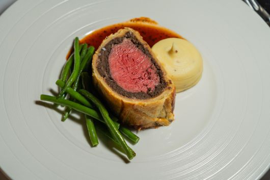 ‘만다린 그릴+바’의 비프 웰링턴.