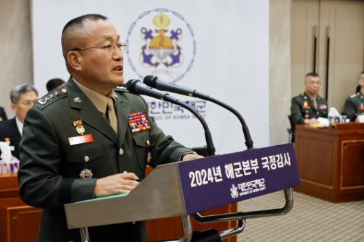 김계환 해병대 사령관이 지난해 10월 18일 충남 계룡대 해군 본부에서 열린 국회 국방위원회 해군 국정감사에서 단상에 서서 의원 질의에 답변하고 있다. 연합뉴스