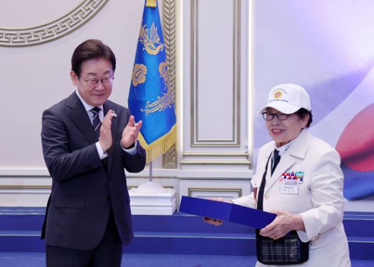 지난 3월 28일 당시 더불어민주당 이재명 대표가 국립대전현충원에서 열린 서해 수호의 날 기념식에 참석해 최원일 전 천안함장과 인사하고 있다. 연합뉴스