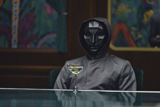 "나만 아니면 돼"라는 인간들의 사고 방식을 이용하는 프론트맨(이병헌). 사진 넷플릭스