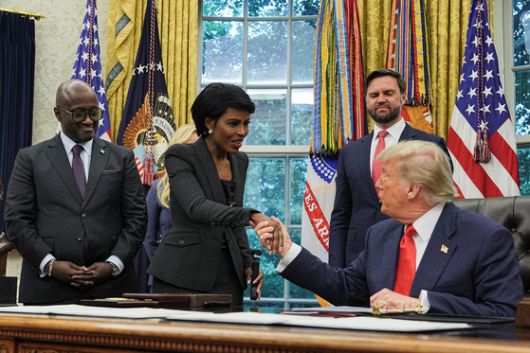 트럼프 대통령이 27일(현지시간) 워싱턴DC 백악관 집무실에서 테레세 카이크쾀바 와그너 콩고 외무장관과 회담 중 하리아나 베라스특파원과 악수하고 있다. 로이터=연합뉴스