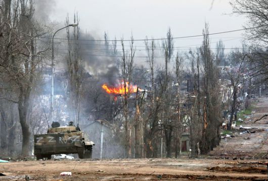 2022년 우크라이나 남부 항구 도시 마리우폴에서 우크라이나-러시아 전쟁 중 친러시아군 장갑차가 지나가고 있다. 로이터=연합뉴스