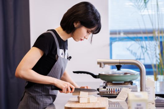 어린 시절 사진을 들고 있는 유빈, 무뚝뚝했던 어린 시절과 달리, 지금은 애교가 많은 엄마에게 맞추려 노력중이다. 사진 나승보(스튜디오 설담)