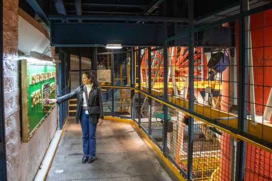 에펠탑 지하에는 엘리베이터를 작동하는 기계실이 있다. 특별 방문을 신청하면 볼 수 있다. 최승표 기자