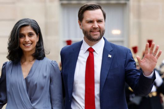 JD 밴스 미국 부통령과 부인 우샤 밴스가 지난 2월 11일(현지시간) 프랑스 파리 엘리제궁에서 열린 인공지능(AI) 행동 정상회의에 참석하기 위해 도착하고 있다. AFP=연합뉴스