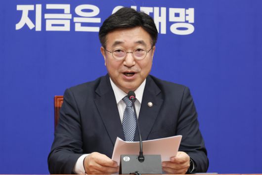 지난 5월 윤호중 당시 더불어민주당 총괄선대본부장이 국회에서 열린 기자간담회에서 발언하고 있다. 중앙포토