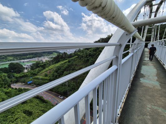 지난 25일 광주광역시 남구 제석산에서 등산하는 주민들이 구름다리를 건너고 있다. 이 구름다리에서는 2017년부터 최근까지 총 7명이 추락해 숨지는 사고가 발생했다. 황희규 기자