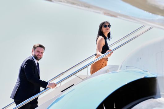 JD 밴스 미국 부통령과 부인 우샤 밴스가 바티칸에서 열린 교황 레오 14세의 취임식 다음날인 5월 19일(현지시간) 이탈리아 로마 레오나르도 다빈치 국제공항에서 에어포스투에 탑승하고 있다. AP=연합뉴스