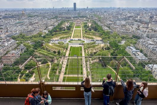 에펠탑 2층에서 내려다본 남쪽 마르스 광장. 멀리 보이는 고층 건물이 몽파르나스 타워다. 최승표 기자