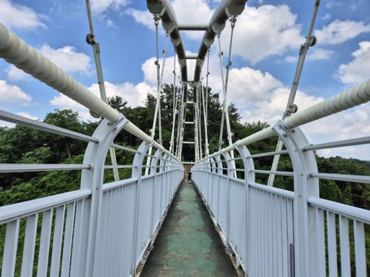 지난 25일 광주광역시 남구 제석산에서 등산하는 주민들이 구름다리를 건너고 있다. 이 구름다리에서는 2017년부터 최근까지 총 7명이 추락해 숨지는 사고가 발생한 바 있다. 황희규 기자