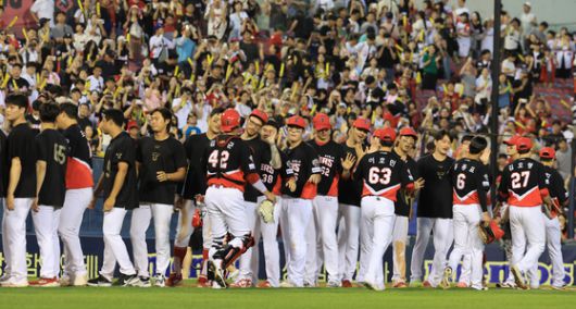 29일 LG전 승리 후 기뻐하는 KIA 선수단과 팬들. 연합뉴스