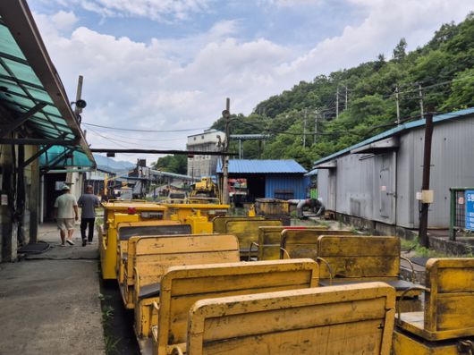 강원 삼척시 도계읍 도계광업소 동덕갱구 막장에서 근무하는 광부들 모습. 기자가 2016년 6월 광부들과 동덕갱구에 함께 들어가면서 찍은 사진. 박진호 기자