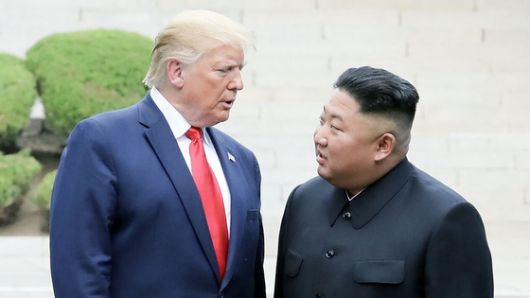 지난 2019년 6월 판문점 군사분계선 북측 지역에서 만나 인사한 뒤 남측 지역으로 이동하는 도널드 트럼프 미국 대통령(왼쪽)과 김정은 북한 국무위원장. 연합뉴스