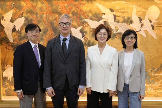 국립고궁박물관 개관 20주년을 기념하는 '동아시아 왕실 문화와 미술' 국제학술대회가 27~28일 열렸다. 이번 학술대회의 주요 발표자들이 지난 26일 박물관 간담회장에서 서로의 문제의식을 공유하는 시간을 가졌다. 왼쪽부터 이타쿠라 마사아키 일본 도쿄대 동양문화연구소 교수, 유키오 리핏 미국 하버드대 교수, 박정혜 한국학중앙연구원 교수, 위페이친 대만 국립고궁박물관 부원장. 사진 국립고궁박물관