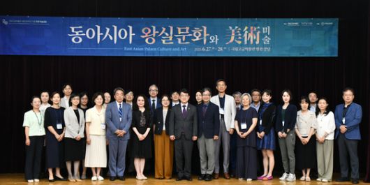 27일 서울 종로구 국립고궁박물관 별관에서 열린 박물관 개관 20주년 기념 '동아시아 왕실 문화와 미술' 국제학술대회에서 최응천 국가유산청장(앞줄 왼쪽에서 여덟번째)이 주요 참석자들과 기념 촬영하고 있다. 사진 국가유산청