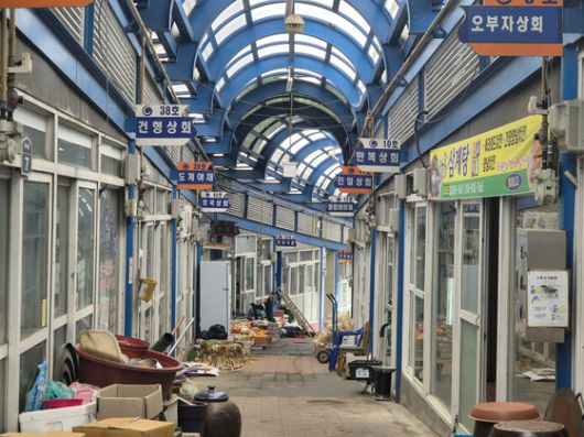 강원 삼척시 도계읍 도계광업소 동덕갱구 막장에서 근무하는 광부들. 기자가 2016년 6월 광부들과 동덕갱구에 함께 들어가 채탄 작업을 하는 모습을 찍은 사진. 박진호 기자