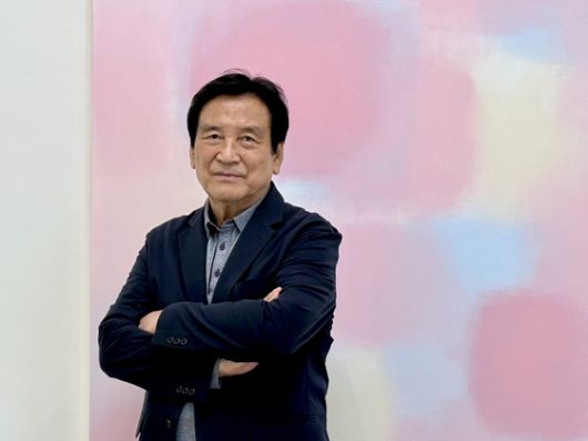 신작 '동시성' 시리즈 앞에 선 화가 서승원. 사진 PKM갤러리