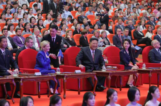 북한 노동당 기관지 노동신문은 30일 “김정은 동지께서 29일 조로(북러) 국가간 새 조약체결 1돌 즈음해 러시아 문화성 대표단을 인솔하고 우리 나라를 방문하고 있는 올가 류비모바 문화상을 당중앙위원회 본부청사에서 접견했다”고 보도했다. 노동신문=뉴스1