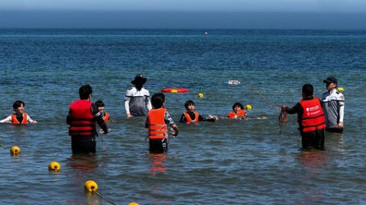 30일 오전 제주도리초등학교 학생들이 제주해경을 통해 제주바다 생존수영을 배우고 있다. 최충일 기자
