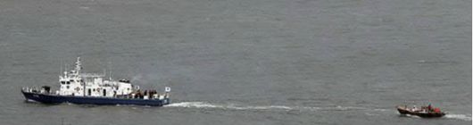 2011년 2월 서해상에 표류해 남하한 북한의 소형 목선을 해경 함정이 북한에 인계하기 위해 끌고 가고 있다. 당시 북한 주민 31명이 어선을 타고 연평도 해상으로 남하했다가 이 중 4명이 귀순하고 27명은 북한으로 돌아갔다. 연합뉴스