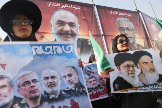 지난 28일 이란 테헤란에서 이스라엘의 공습으로 숨진 군 지휘관, 핵 과학자 등을 추모하는 장례식이 열리고 있다. 장례식에 참석한 시민들이 숨진 군 지휘관들과 아야톨라 하메네이 최고지도자의 모습 담긴 사진을 들고 있다. 로이터=연합뉴스