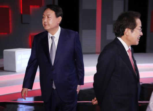 서울 마포구 상암동 MBC 사옥에서 지난 2021년 10월 15일 당시 열린 국민의힘 대선 경선 후보 '1대1 맞수토론'에 윤석열 전 검찰총장(왼쪽)과 홍준표 의원이 참석했다. 이 자리에서 당시 윤 예비후보는 김건희 여사의 도이치모터스 주가조작 연루 의혹을 부인했다. 윤 예비후보는 ″2010년 제가 결혼하기 전에 골드만삭스 출신이라고 해서 한 네 달 정도 맡겼는데 손실이 났다″고 했다. 연합뉴스