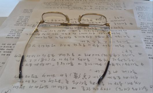 화가 서승원의 돋보기와 메모. 권근영 기자