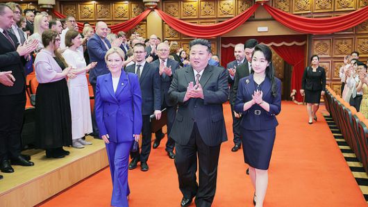 북한 노동당 기관지 노동신문은 30일 북러조약 체결 1주년을 맞아 김정은 북한 국무위원장이 전날 올가 류비모바 러시아 문화상을 졉견하고 예술 공연을 관람했다고 보도했다. 노동신문=뉴스1