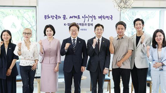 이재명 대통령과 김혜경 여사가 30일 서울 용산 대통령실 파인그라스에서 문화예술계 수상자들과 간담회를 하고 있다. 연합뉴스