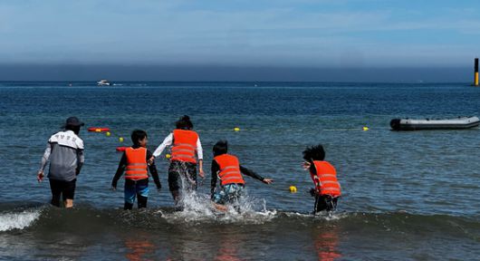 30일 오전 제주도리초등학교 학생들이 줄을 묶은 페트병을 던져 사람을 구하는 훈련을 하고있다. 최충일 기자