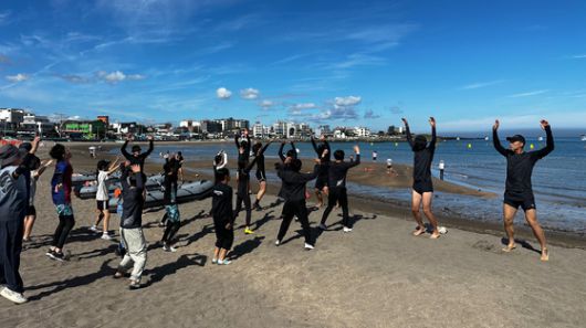 30일 오전 제주도리초등학교 학생들이 제주해경을 통해 기도폐쇄대응법(하임리히법)을 배우고 직접 체험하고 있다. 최충일 기자