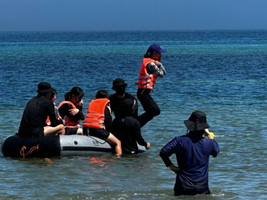 30일 오전 제주도리초등학교 학생들이 제주해경을 통해 보트 노 젓는 법을 배우고 있다. 최충일 기자