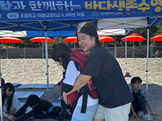 30일 오전 제주도리초등학교 학생들이 제주해경을 통해 기도폐쇄대응법(하임리히법)을 배우고 직접 체험하고 있다. 최충일 기자