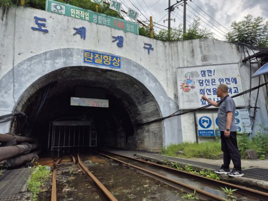 지난 28일 도계갱구를 찾은 이기황씨가 굳게 닫힌 갱구 주변을 둘러보고 있다. 박진호 기자