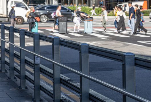 지난해 9월 24일 오전 서울 중구 서울시청 인근 역주행 교통사고 현장에 차량용 방호울타리가 설치돼 있다. 뉴스1