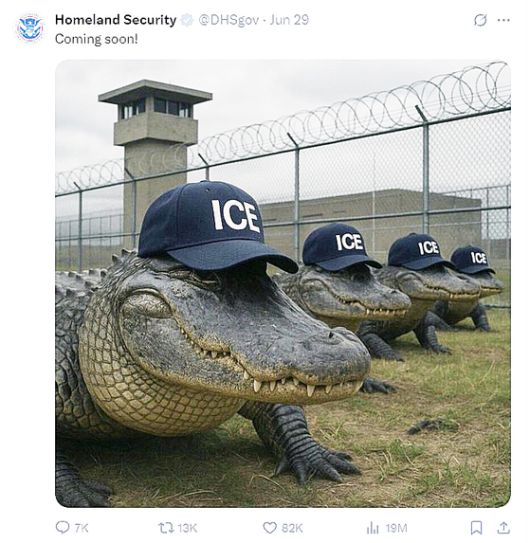 도널드 트럼프 대통령, 론 드산티스 플로리다 주지사, 크리스티 놈 국토안보부 장관이 1일(현지시간) 플로리다주에 늪지대 악어 서식지에 조성된 불법이민자 수용 시설을 둘러보고 있다. AP=연합뉴스