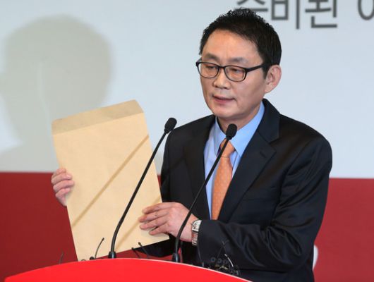 2012년 12월 인선 명단이 든 봉투를 들어 보이는 윤창중 인수위 대변인. 중앙포토