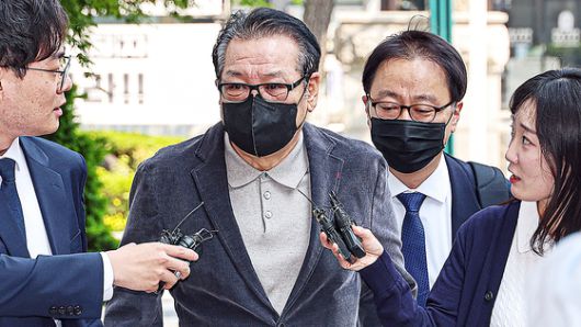 무속인 '건진법사' 전성배씨가 지난 5월 12일 서울 양천구 서울남부지방법원에서 열린 두 번째 공판에 출석하고 있다. 뉴스1