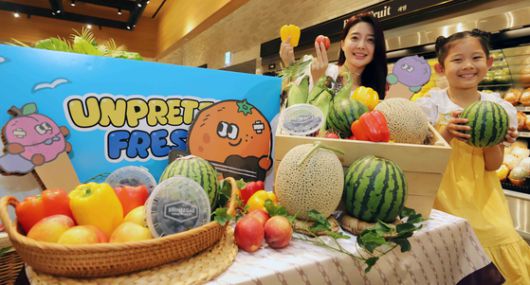 신세계백화점이 2022년 ‘농산물 구하기 프로젝트’의 일환으로 업계 최초로 선보인 '언프리티 프레시' 행사. 사진 신세계백화점