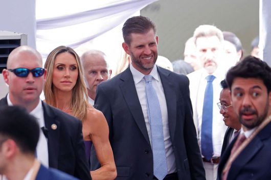 도널드 트럼프 미국 대통령의 차남 에릭 트럼프와 배우자 라라 트럼프(왼쪽)가 지난 5월 21일 베트남에서 열린 트럼프 인터내셔널 흥옌 리조트 및 골프장 프로젝트 기공식에 참석하고 있다. AFP=연합뉴스