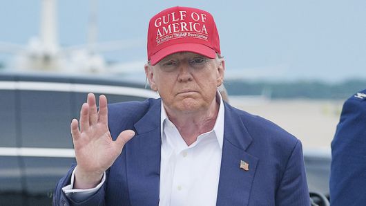 도널드 트럼프 대통령이 1일(현지시간) 플로리다주 오초피 악어 서식지에 설치된 불법 이민자 수용소를 방문하고 돌아온 뒤 기자들을 향해 손을 들어 인사하고 있다. AP=연합뉴스