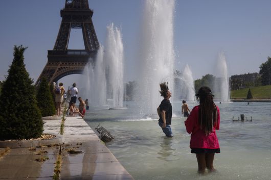 1일(현지시간) 프랑스 파리에서 폭염이 계속되는 가운데 에펠탑 옆 분수대에서 사람들이 물을 마시며 더위를 식히고 있다. EPA=연합뉴스