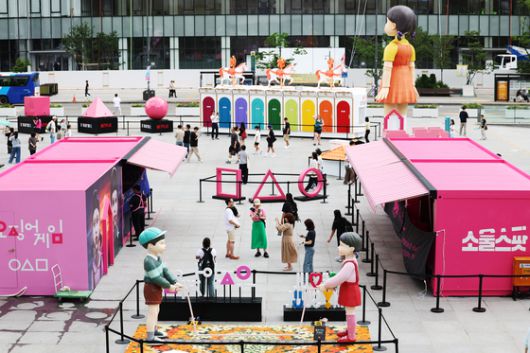 1일 오후 서울 종로구 광화문광장에 마련된 넷플릭스 시리즈 오징어게임 시즌3 팝업 무대. 뉴스1